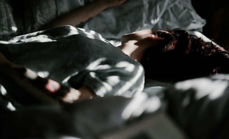 長期熬夜夜訓有何影響？拆解睡眠不足症狀、夜訓危害及改善建議